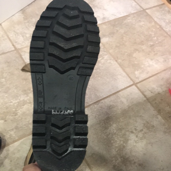 Burberry  Rain boots!! Barely worn - Picture 8 of 11